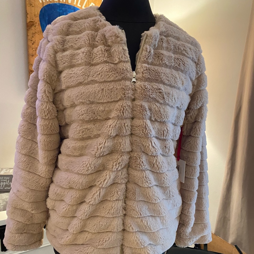 Trendy Fluffy Jacket - Picture 3 of 4